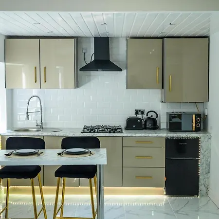 Inviting 1-bed House In Bradford Holiday home *