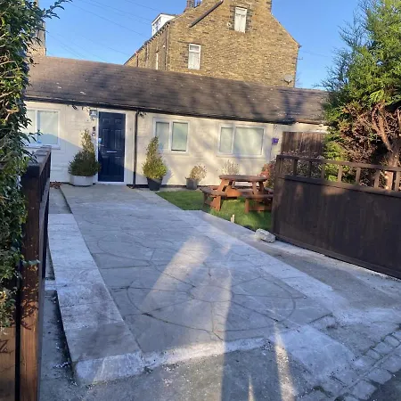 Inviting 1-bed House In Bradford Holiday home *