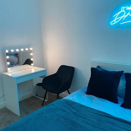 Inviting 1-bed House In Bradford Holiday home *