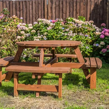 1 Bed House - Sleeps 2 - Parking - Wifi *