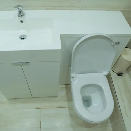 1 Bed House - Sleeps 2 - Parking - Wifi * Bradford (West Yorkshire)