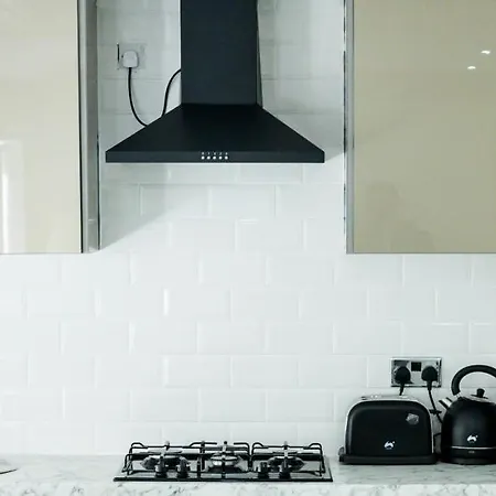 1 Bed House - Sleeps 2 - Parking - Wifi *