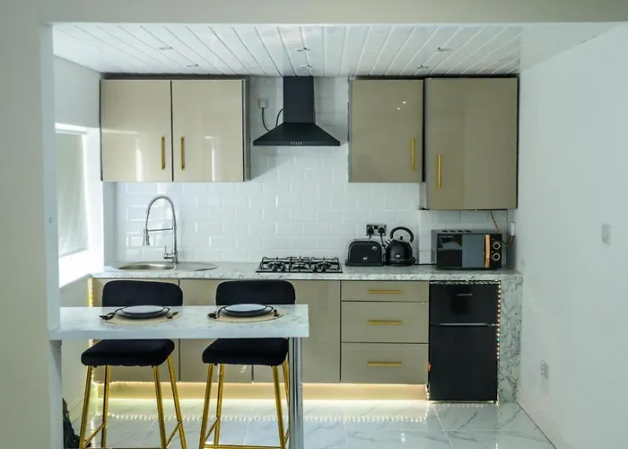 1 Bed House - Sleeps 2 - Parking - Wifi 펜션 *