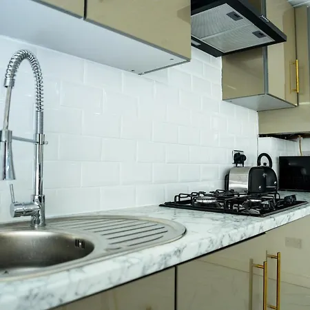 1 Bed House - Sleeps 2 - Parking - Wifi *