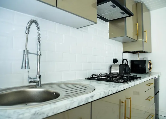 1 Bed House - Sleeps 2 - Parking - Wifi *